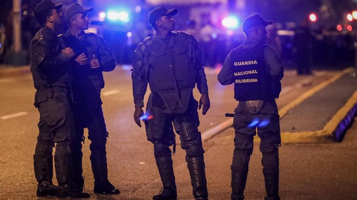 Autoridades vigilan el martes 27 de junio de 2017, los alrededores de la sede del Tribunal Supremo de Justicia (TSJ) en Caracas, Venezuela.