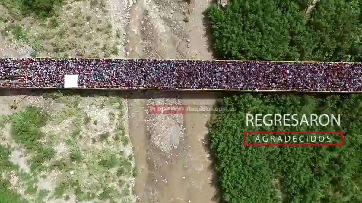 Imagen tomada de un video publicado por La Opinión Cúcuta, que muestra a miles de venezolanos cruzando el puente Simón Bolívar que conecta a Cúcuta, Colombia, con San Antonio del Táchira, Venezuela.