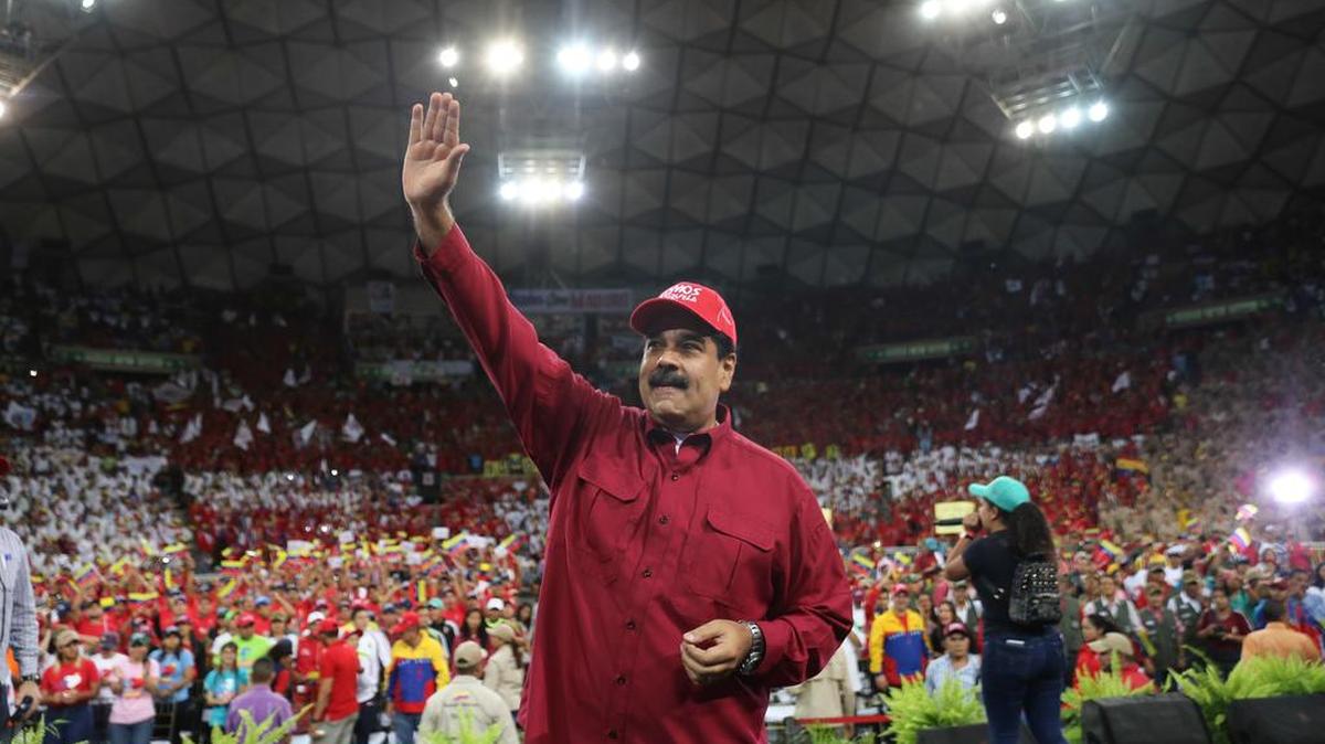 Fotografía cedida por la oficina de prensa del Palacio de Miraflores que muestra al presidente de Venezuela, Nicolás Maduro, durante un acto de Gobierno el domingo 11 de junio de 2017, en Caracas (Venezuela).