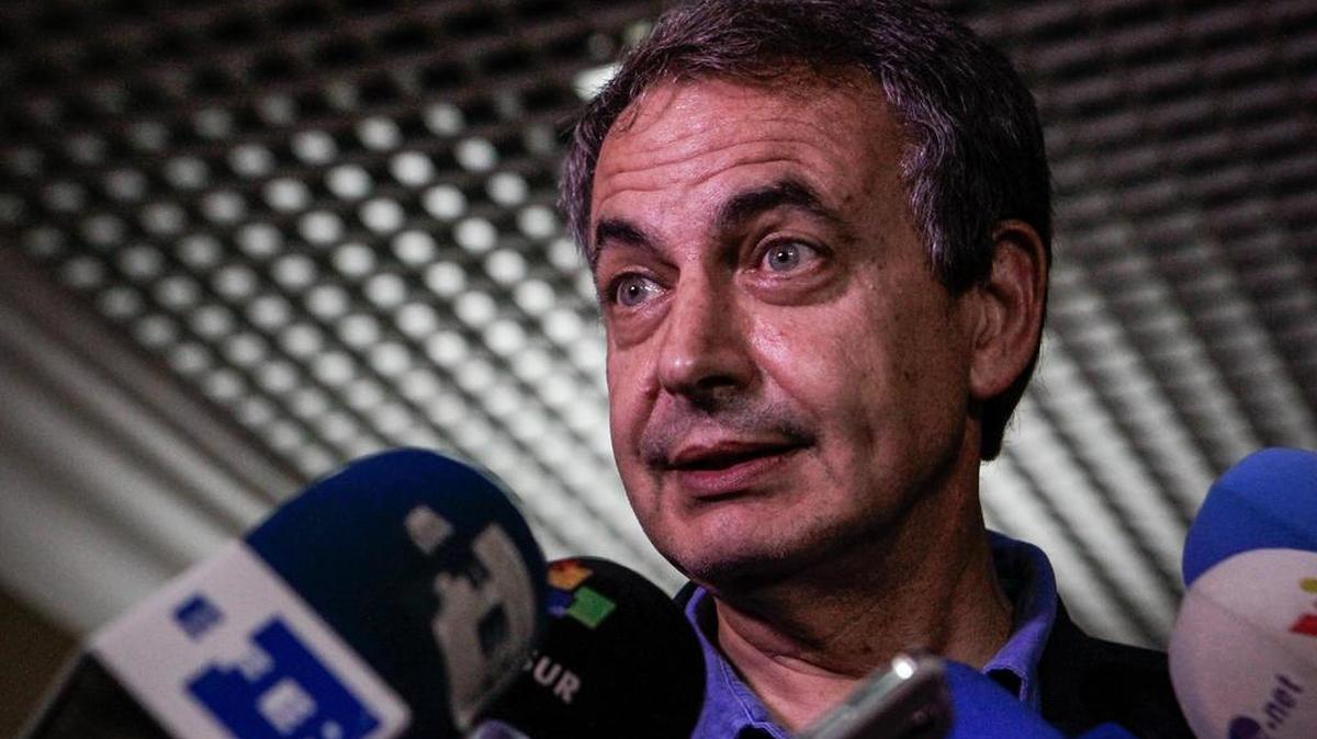 El ex presidente español José Luis Rodríguez Zapatero habla con la prensa el viernes 8 de julio de 2016, a su llegada al aeropuerto de Maiquetía, en Caracas (Venezuela).