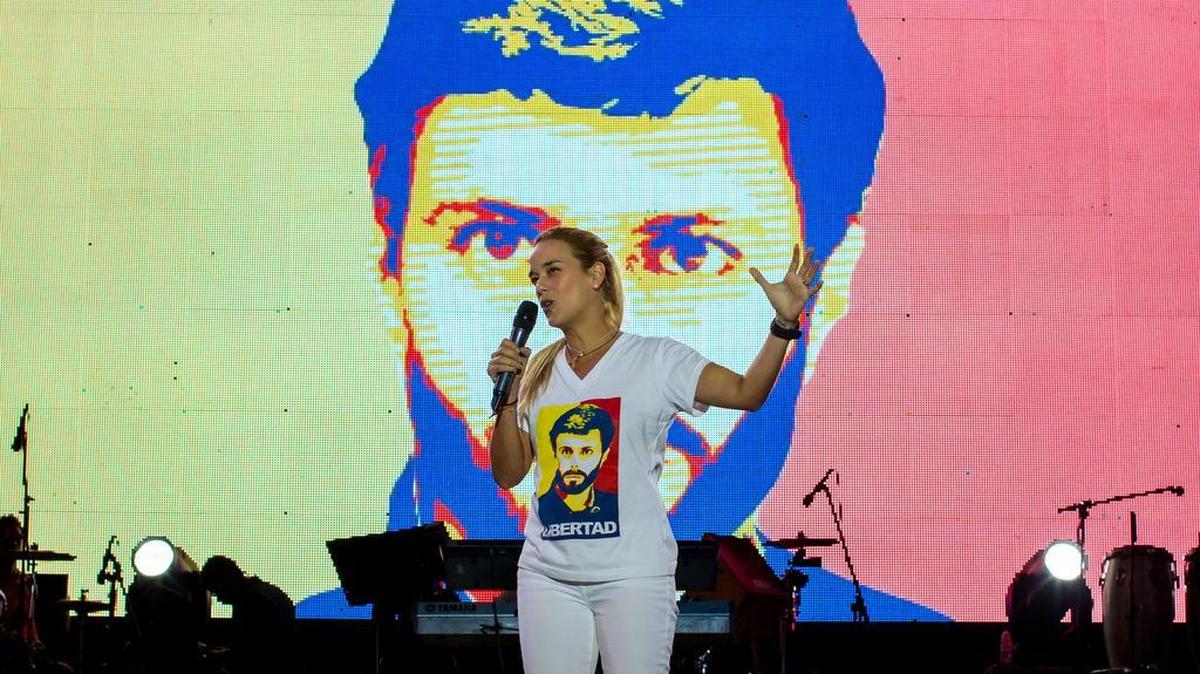 La esposa del líder opositor venezolano Leopoldo López, Lilian Tintori, participa en una marcha denominada "Un grito por la libertad" el sábado 20 de febrero de 2016, en Caracas (Venezuela). 