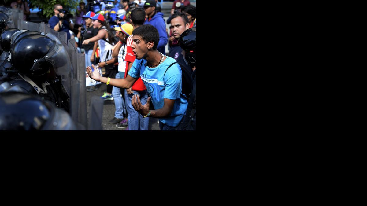 
Miles de opositores al gobierno socialista de Nicolás Maduro se lanzaron el sábado a la calle en Caracas para protestar por la escasez y delimentos, medicinas y artículos de primera necesidad.


