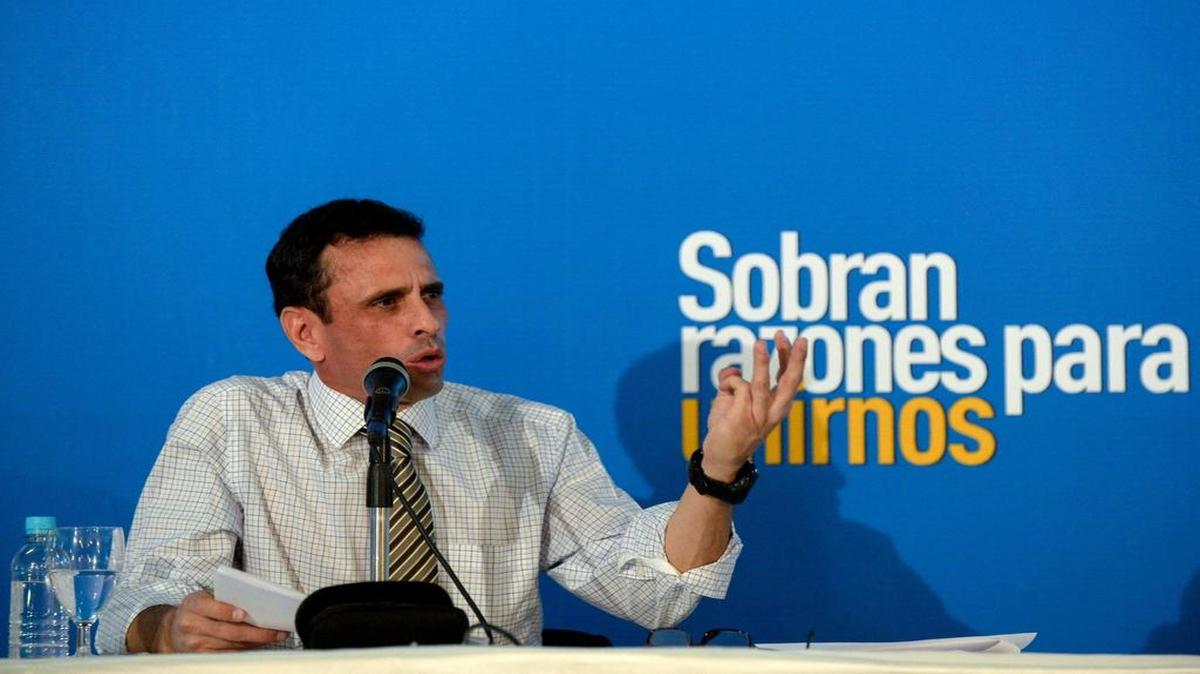 
El dos veces candidato presidencial de la oposición venezolana Henrique Capriles habla durante una conferencia de prensa, en Caracas, a mediados de julio.
