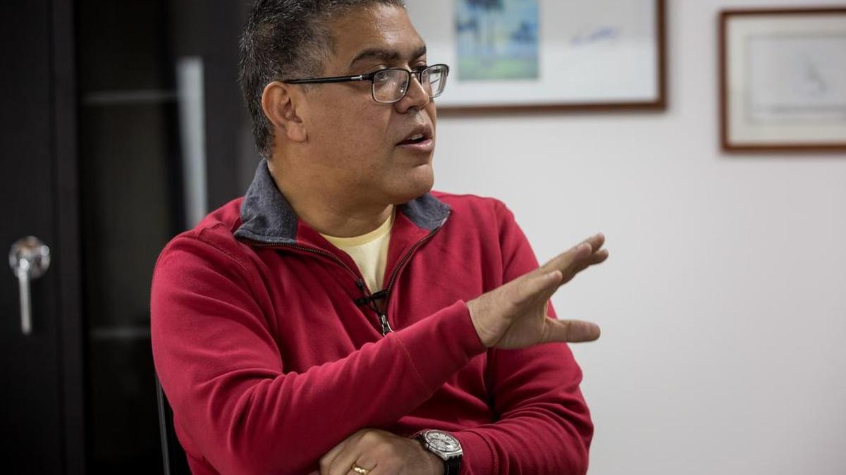 Fotografía del 21 de noviembre de 2016 del diputado chavista Elías Jaua durante una entrevista con Efe en Caracas (Venezuela).