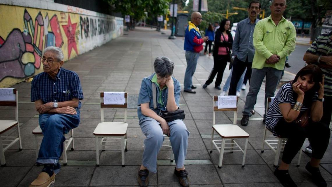 Varias personas esperan para ingresar a un centro de votación durante las elecciones municipales en Caracas, Venezuela, el domingo 10 de mayo del 2017. Foto de archivo.