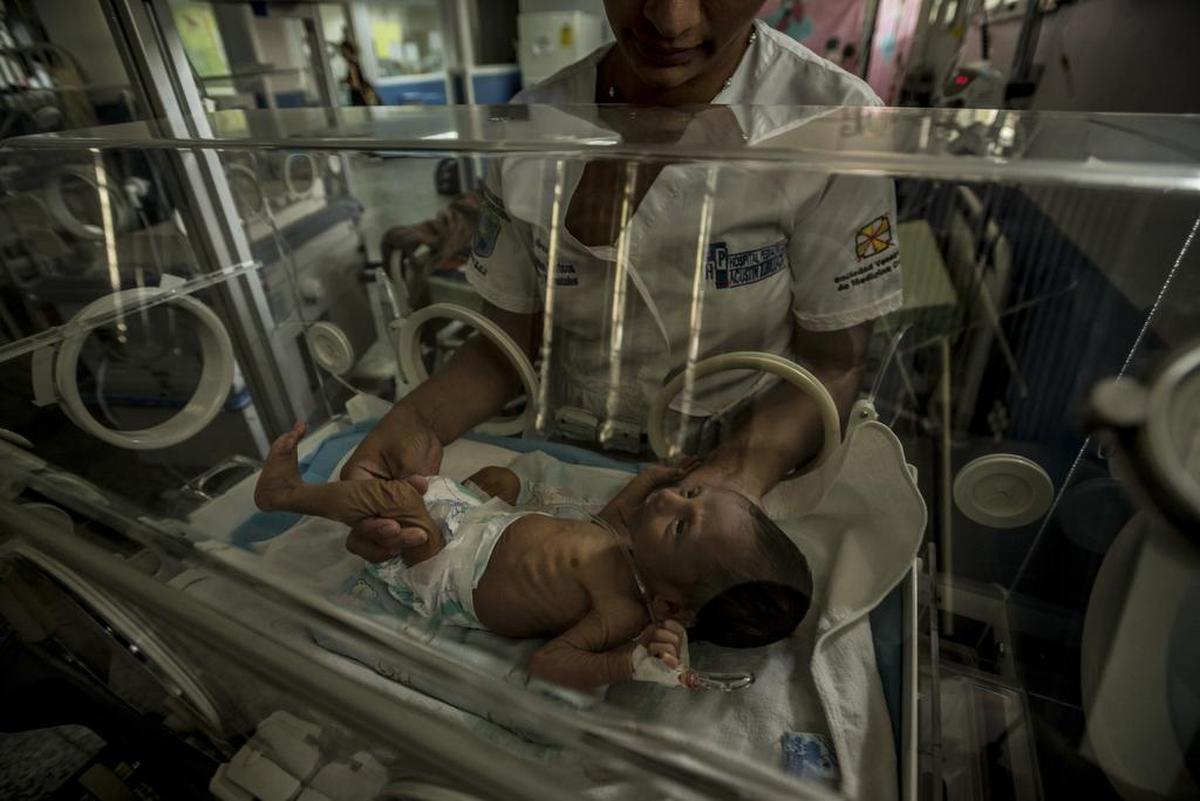 La doctora Milagros Hernández sostiene a Esteban Granadillo, de 18 días de nacido, que pesaba 4 libras y 10 onzas (2 kilogramos), en el Hospital Universitario de Pediatría Dr. Agustín Zubillaga, en Barquisimeto, Venezuela.
