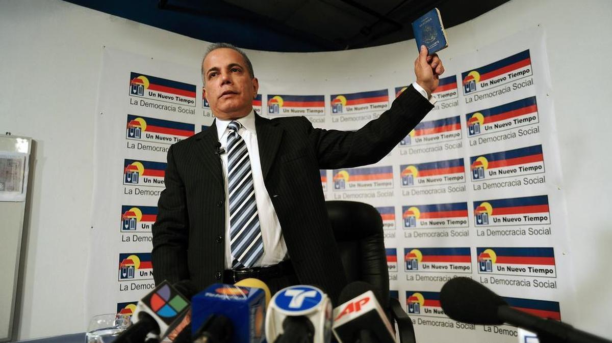 
Foto del 1 de octubre de 2009 de Manuel Rosales en rueda de prensa en Lima, Perú, desde el exilio.

