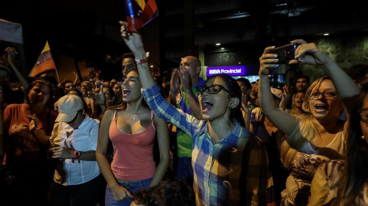 Un grupo de simpatizantes de la oposición celebra luego del cierre de las mesas de votación de la consulta opositora el domingo 16 de julio de 2017, en Caracas, Venezuela.