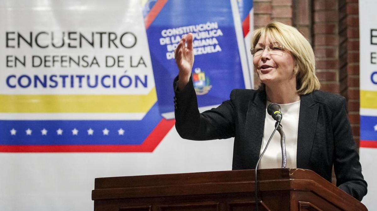 Luisa Ortega habla durante el foro "Encuentro en defensa de la Constitución" el domingo 6 de agosto de 2017, en Caracas (Venezuela).