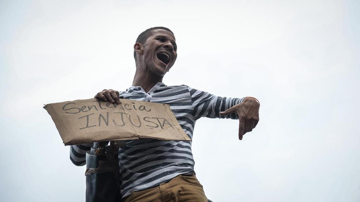 
Un manifestante denuncia la injusta condena que recibió el líder opositor Leopoldo López, el 11 de septiembre, en Caracas, Venezuela. 
