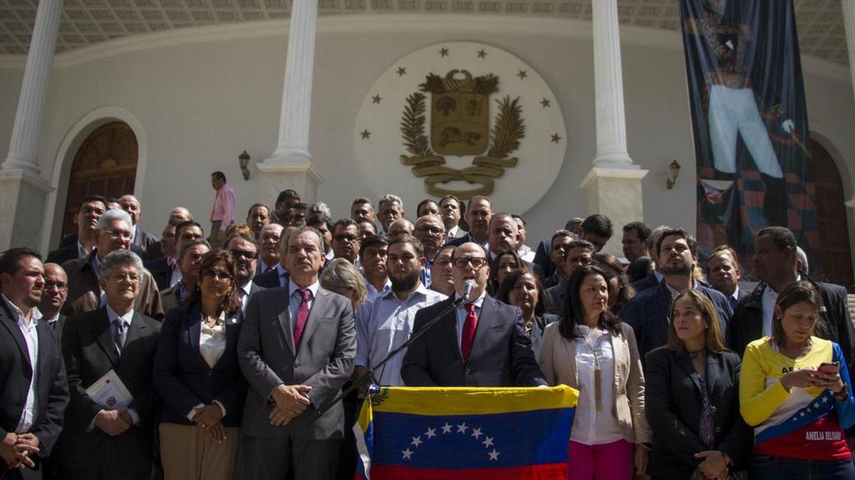 El presidente de la Asamblea Nacional, el diputado Julio Borges (c), habla durante una rueda de prensa, acompañado de los diputados opositores el martes 18 de abril de 2017, en Caracas (Venezuela).