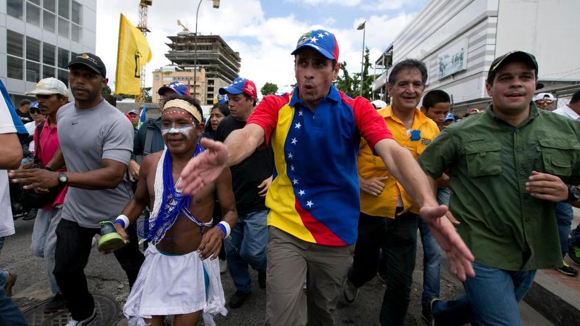 El líder opositor Henrique Capriles, al centro, en la Toma de Caracas la semana pasada.