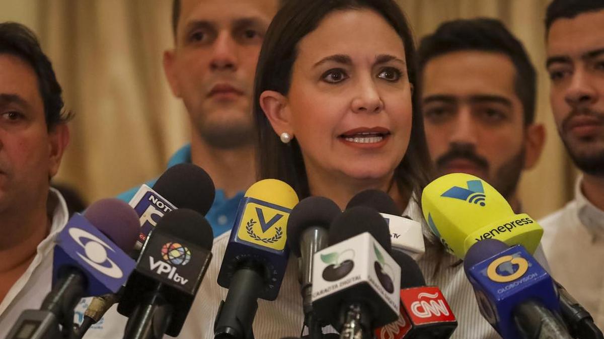 La dirigente opositora venezolana, María Corina Machado, da una conferencia de prensa el 17 de octubre de 2017, en Caracas, Venezuela.