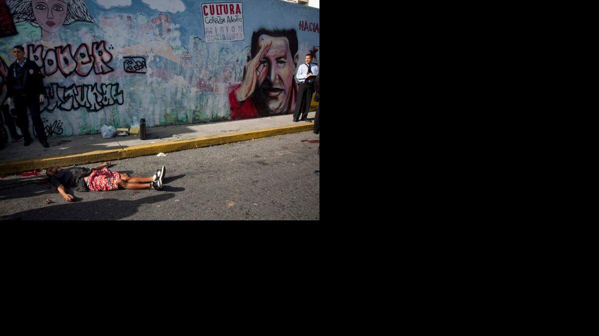 
El gobierno venezolano dijo el domingo que 76 de cada 100 homicidios en el país ocurren por enfrentamientos entre bandas de criminales o entre antisociales y cuerpos de seguridad.
