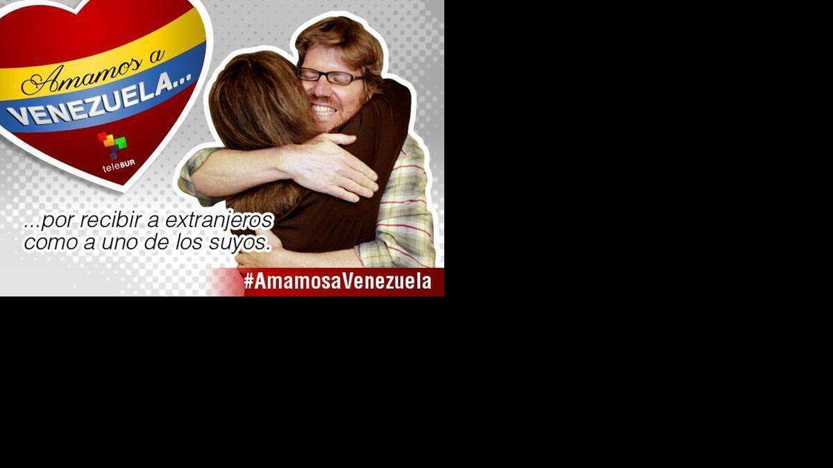 
El reportero del Miami Herald Jim Wyss recibe un abrazo de bienvenida de su colega Luisa Yánez en el aeropuerto de Miami, horas después de haber salido de la cárcel en Venezuela.
