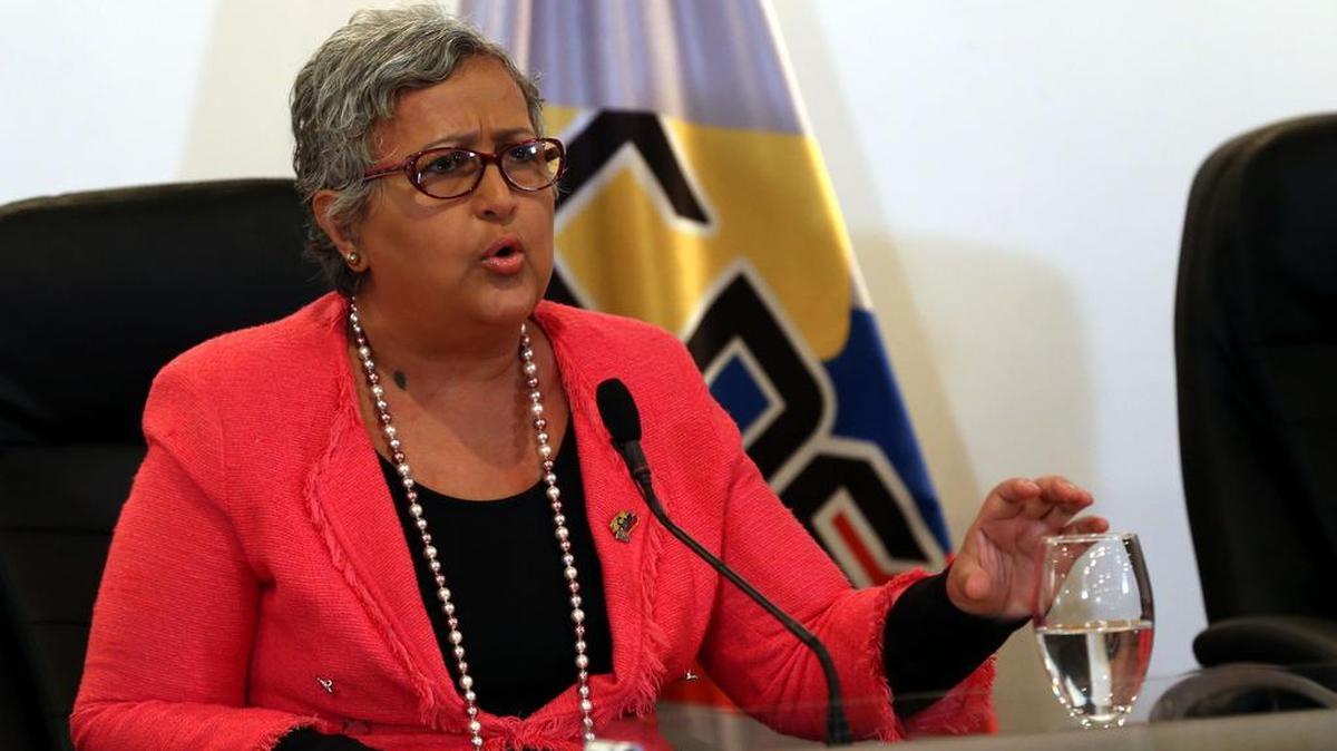 Tibisay Lucena, presidenta del Concejo Nacional Electoral de Venezuela, está entre los funcionarios de alto rango del gobierno de Nicolás Maduro que serán sancionados por Estados Unidos. En la foto, Lucena da una conferencia de prensa el 26 de junio de 2017 en Caracas.