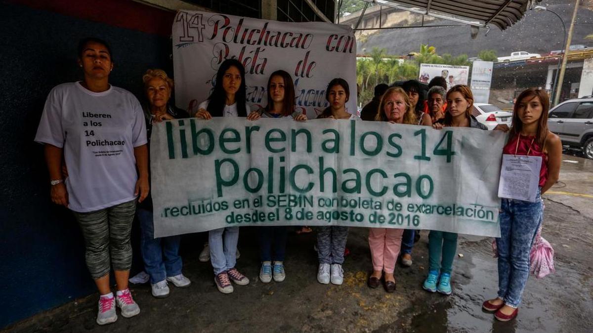 Familiares esperan por la liberación de los 14 oficiales de la Policía Municipal de Chacao el sábado 8 de julio de 2017, en Caracas (Venezuela). La Fiscalía venezolana solicitó hoy la liberación de 14 funcionarios de la policía del municipio Chacao de Caracas, detenidos por la presunta vinculación con el homicidio del exdirector de prensa del Parlamento, cercano al chavismo, pese a que un tribunal ordenó libertad hace casi un año.