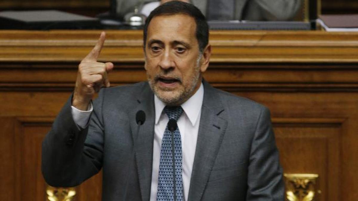 Legislador de la oposición José Guerra, habla durante una sesión del Congreso para debatir el decreto presidencial de emergencia económica, en el edificio de la Asamblea Nacional, en Caracas, Venezuela, el viernes, 22 de enero de 2016.