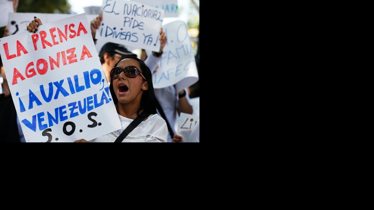 
Una empleada del periódico El Nacional protesta en contra las limitaciones para la compra de papel, el 28 de enero de 2014, en Caracas. 
