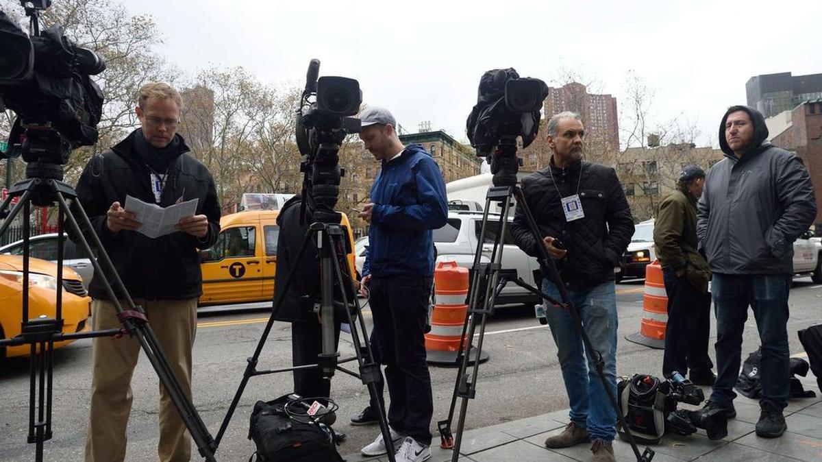 Miembros de los medios de comunicación fuera del Palacio de Justicia Federal de Estados Unidos 12 de noviembre 2015 en Nueva York. Agentes de Estados Unidos arrestaron a dos sobrinos de la primera dama de Venezuela por supuestamente conspirar para traficar 800 kilos de cocaína a Estados Unidos.