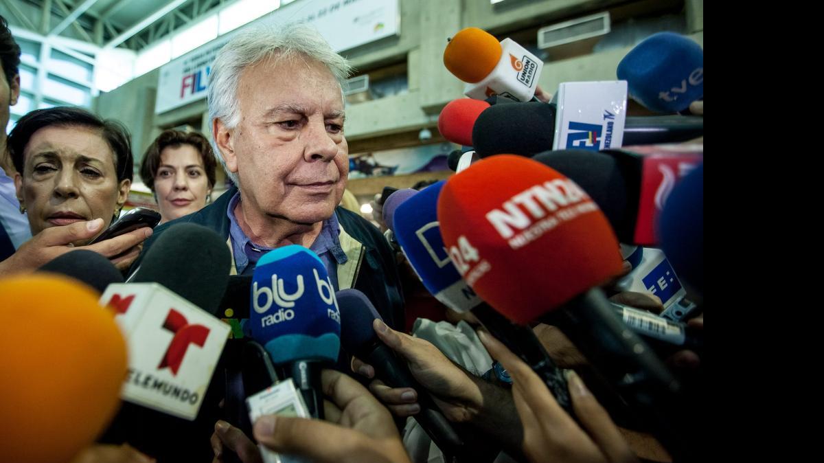 
El expresidente español Felipe González habla con la prensa hoy, domingo 7 de junio del 2015, en el aeropuerto internacional Simón Bolívar, ubicado en Maiquetia (Venezuela). González llegó hoy a Caracas sin inconvenientes pese a que el Parlamento de ese país le declaró "non grato" tras la decisión de incorporarse en la defensa de los opositores venezolanos presos según constató Efe.
