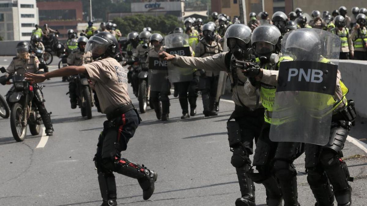 Oficiales de policía arremeten contra manifestantes opuestos al gobierno de Nicolás Maduro en Caracas, Venezuela, el lunes 24 de abril de 2017.