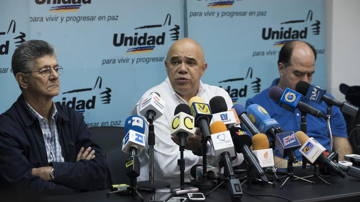 
(De izquierda a derecha) Henry Ramos Allup, del partido Acción Democrática (AD), Jesús Torrealba, secretario de la Mesa de UNidad Nacional (MUD), y Julio Borges, del partido Primero Justicia, hablan hoy, jueves 13 de agosto de 2015, en una rueda en Caracas (Venezuela). La MUD consideró hoy que las recientes medidas judiciales concedidas a varios de los llamados "presos políticos" que han salido de prisión en distintas condiciones, son "gestos insuficientes". "Nos alegramos de que Daniel (Ceballos) y el general (Raúl Isaías) Baduel estén hoy en una situación menos agresiva que al pasado reciente, pero esto son gestos absolutamente insuficientes, seguimos reclamando la libertad plena de esas personas", señaló Torrealba. 

