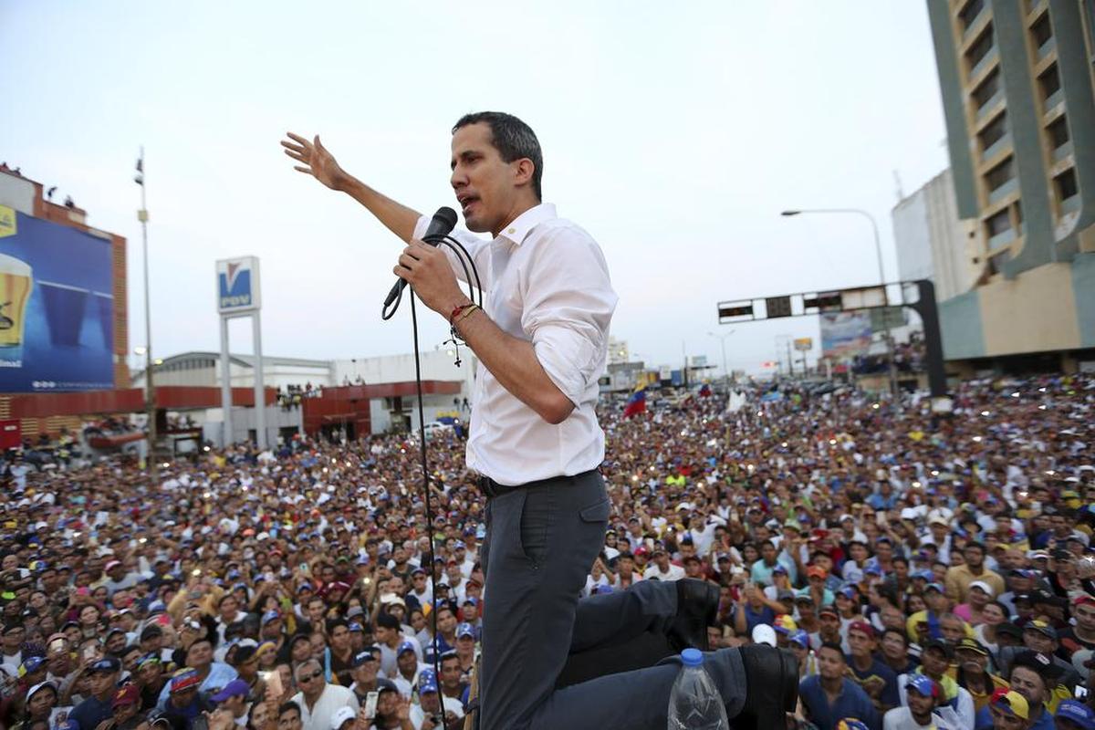 El líder opositor venezolano Juan Guaidó habla a sus partidarios en Maracaibo el 13 de abril del 2019.