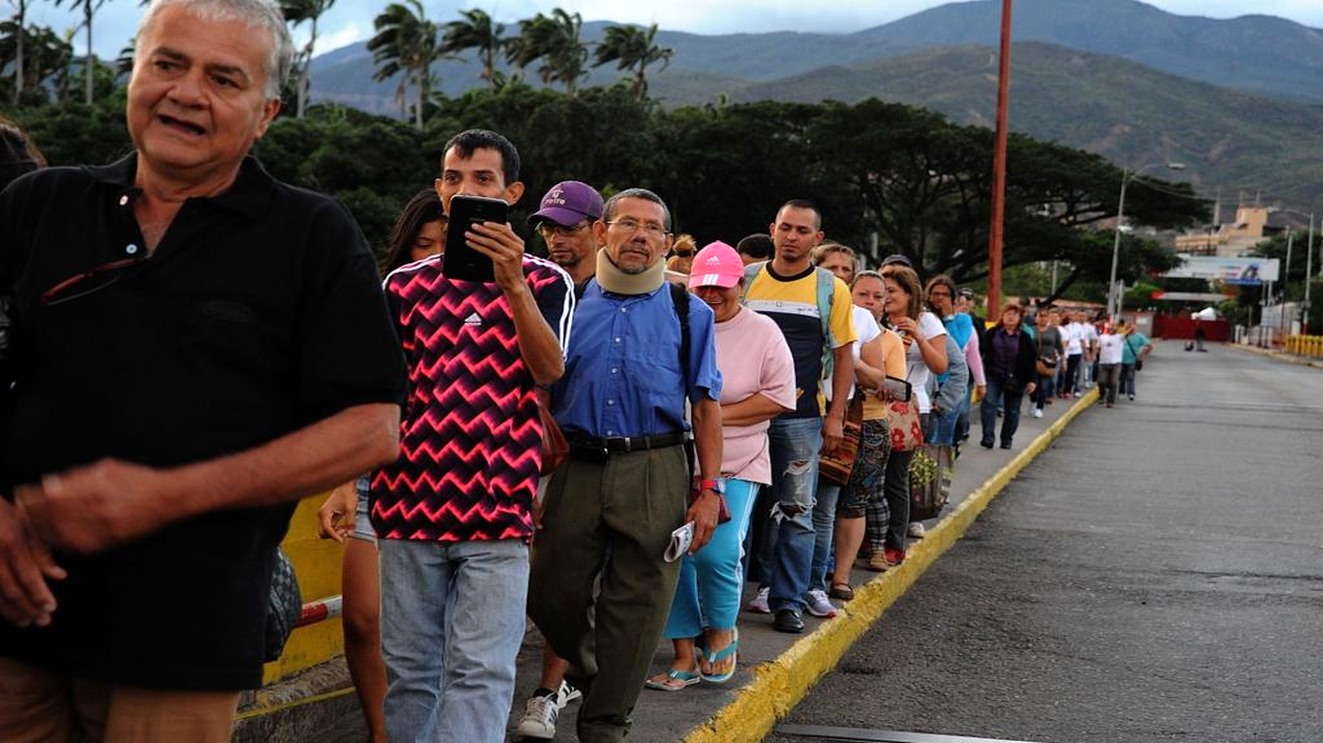 Un grupo de personas forma una fila en el puente fronterizo "Simón Bolívar" entre Colombia y Venezuela, en la ciudad de San Antonio del Táchira (Venezuela). Domingo 10 de julio 2016