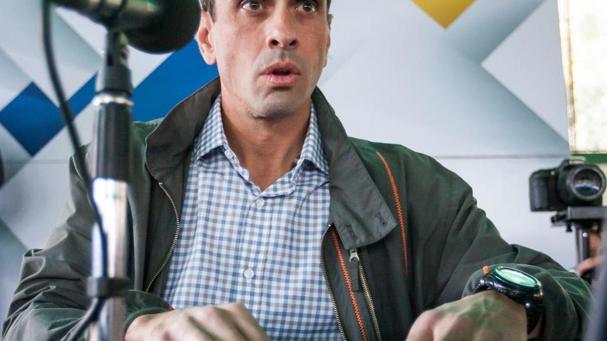Fotografía de archivo del 17 de febrero de 2016 del dirigente opositor venezolano y dos veces candidato presidencial, Henrique Capriles, participando en un acto político en Caracas (Venezuela).