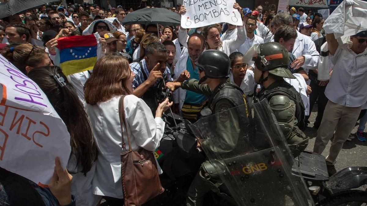 Un grupo de médicos y trabajadores del sector salud que participan en una manifestación antigubernamental se enfrentan a la Policía el miércoles 17 de mayo de 2017, en Caracas, Venezuela.