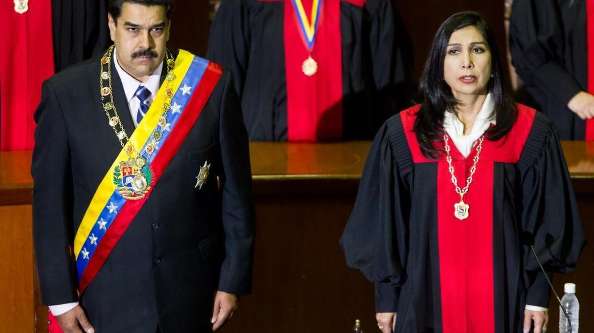 La presidenta del Tribunal Supremo de Justicia, Gladys Gutiérrez, y el mandatario de Venezuela, Nicolás Maduro, en los actos protocolares del inicio del año judicial venezolano el 29 de enero en Caracas.