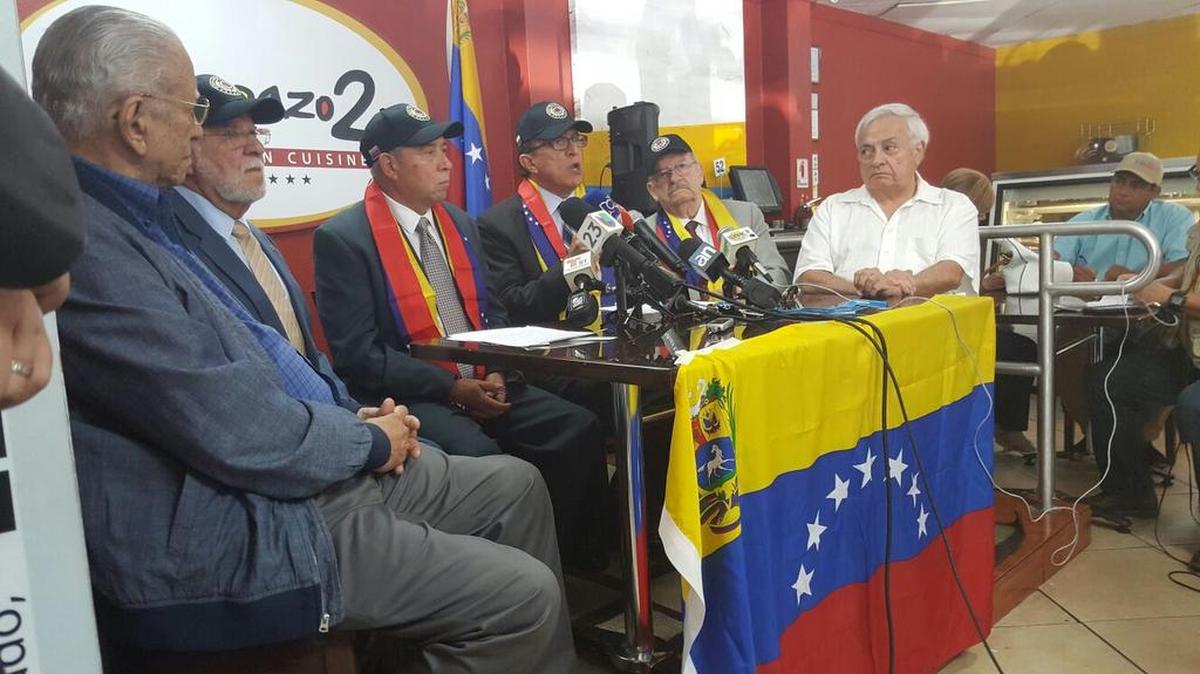 El ex ministro de Defensa, general Vicente Narváez Churrión, segundo de la derecha, junto a otros ex altos militares venezolanos escuchan al ex coronel de la Guardia Nacional, Antonio Semprún en el evento del martes en Arepazo 2 de Doral.