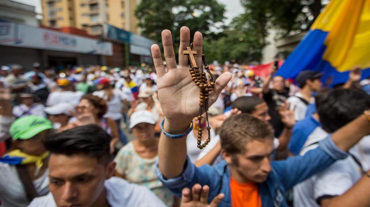 Un grupo de personas participa en una manifestación contra el gobierno nacional el sábado 22 de abril de 2017, en Caracas, Venezuela.