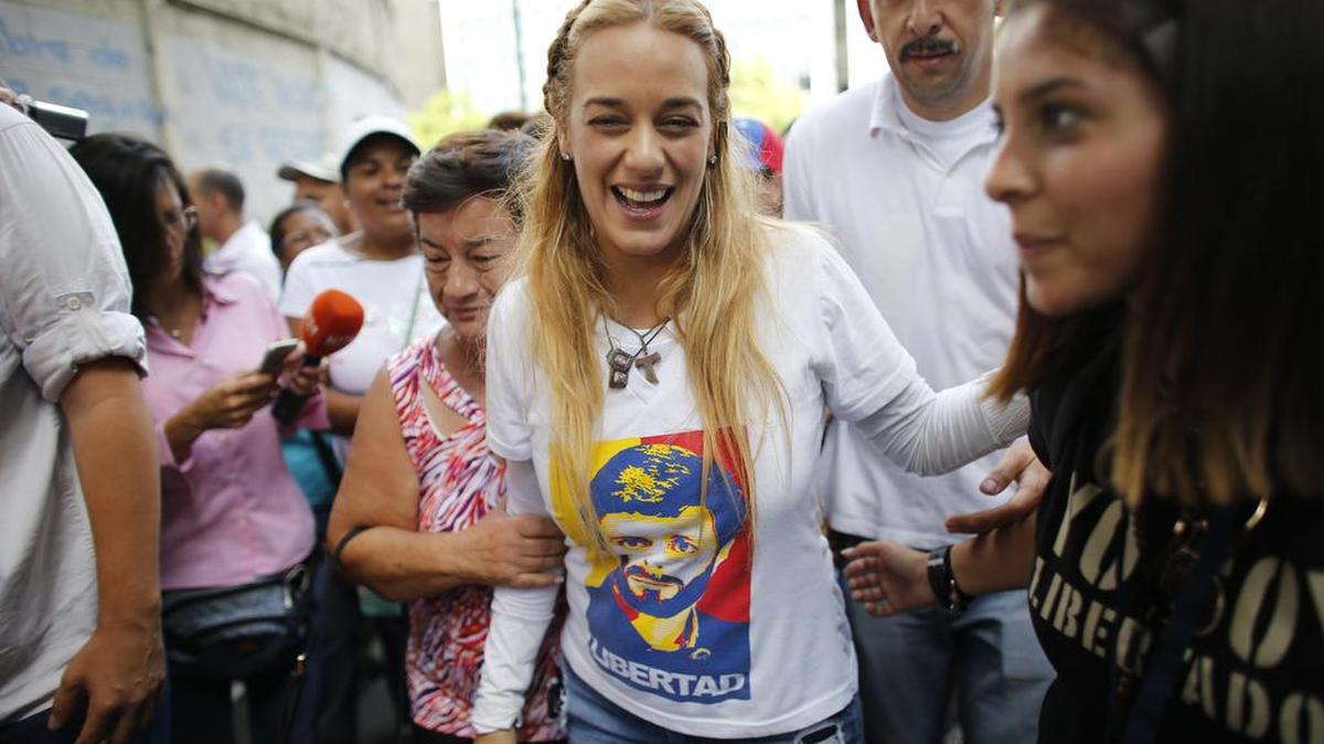 La esposa del líder opositor Leopoldo López, Lilian Tintori, centro, sonríe durante una marcha de protesta en Caracas, Venezuela, el domingo 9 de julio de 2017.