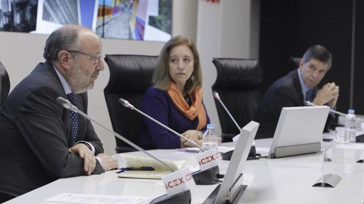 El secretario de Estado de Cooperación Internacional y para Iberoamérica, Fernando García Casas (i), junto a la secretaria de Estado de Comercio, María Luisa Poncela (c), y el alto consejero para el Postconflicto, Derechos Humanos y Seguridad de Colombia, Rafael Pardo (d), durante la jornada organizada por el ICEX.