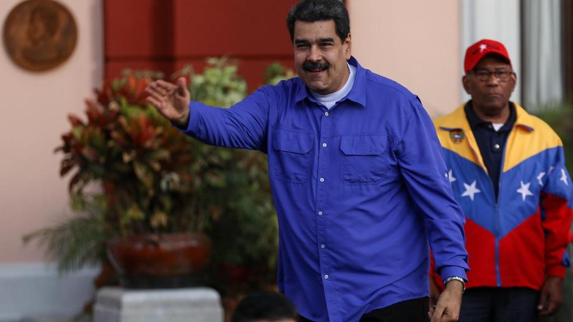 El presidente venezolano, Nicolás Maduro (i), saluda a simpatizantes durante un acto por la celebración del Día del Estudiante, acompañado por el ministro venezolano de Educación, Aristóbulo Istúriz (d) en Caracas (Venezuela).