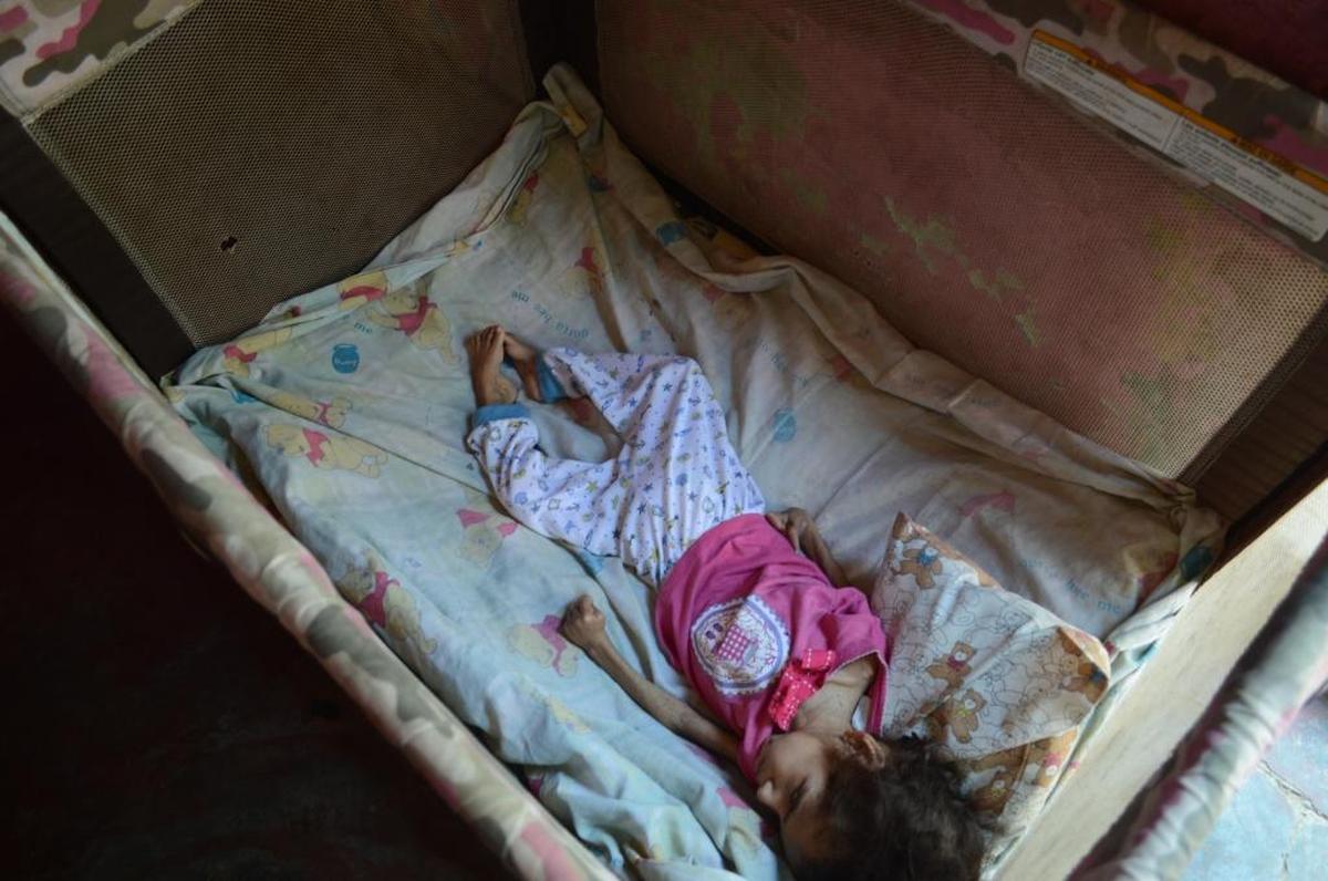 La pequeña María del Carmen, de 6 años, en su cuna.