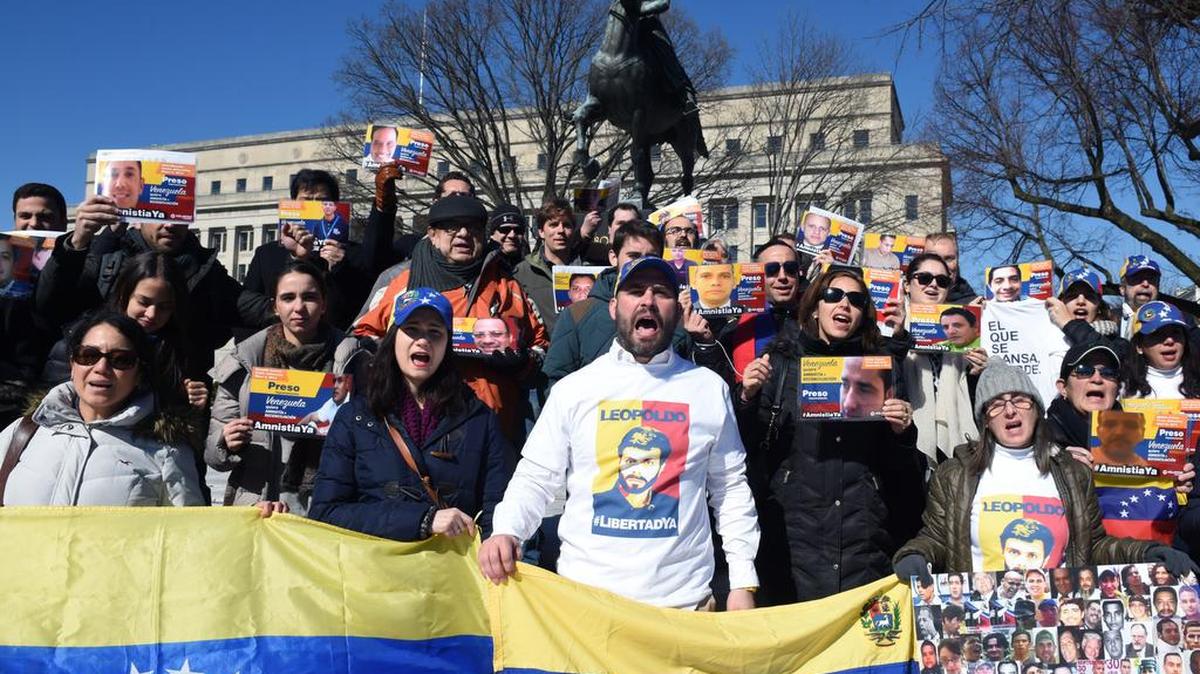 El representante en Washington del partido opositor venezolano Voluntad Popular (VP), Carlos Eduardo Delgado, lidera el jueves 18 de febrero 2016, una concentración de opositores en el Memorial a Simón Bolívar en la capital de EE.UU. La oposición venezolana exigió en Washington la libertad del líder opositor Leopoldo López.