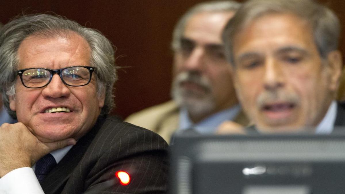 Luis Almagro, secretario general de la OEA (izq), durante la sesión del Consejo Permanente realizada el jueves en Washington.