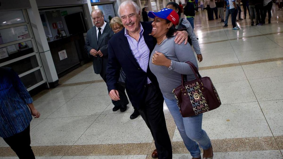 El ex presidente colombiano Andrés Pastrana llega el jueves al aeropuerto internacional de Maiquetía, que sirve a la ciudad de Caracas.