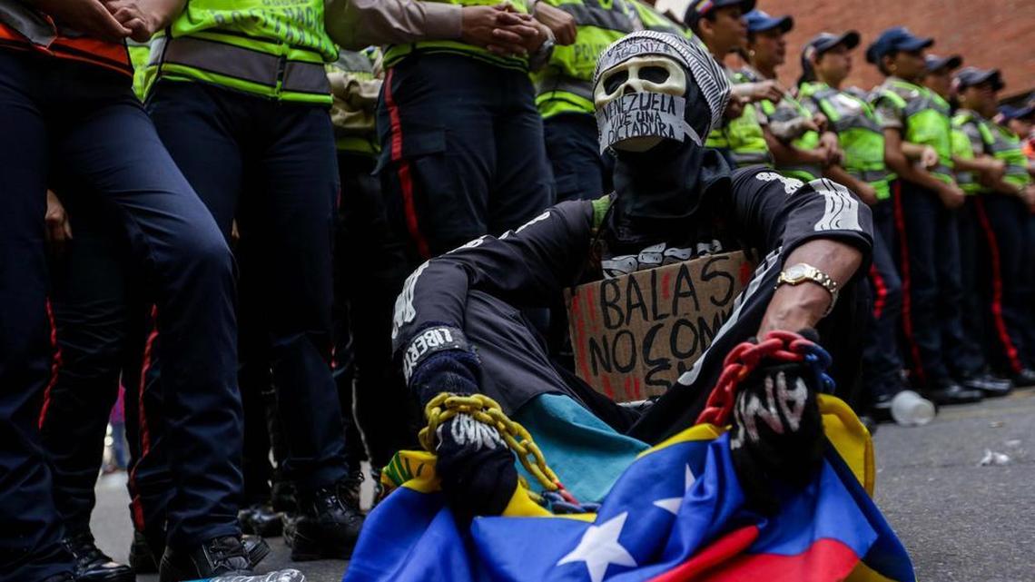 Estudiantes universitarios se manifiestan el jueves contra el presidente Nicolás Maduro en Caracas. Los movimientos estudiantiles marcharon en varias ciudades del país hacia las sedes regionales del Consejo Nacional Electoral (CNE) para pedir el revocatorio y soluciones a la crisis que enfrenta la nación.