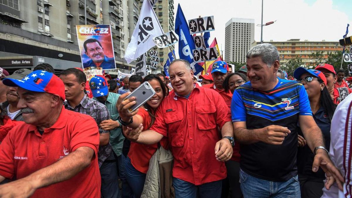 El diputado Diosdado Cabello se toma una fotografía con una seguidora del chavismo en una marcha en Caracas el 18 de octubre de 2016.