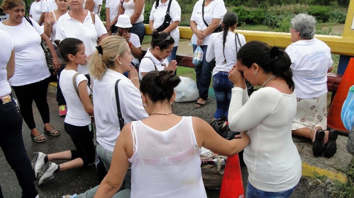 Unas 500 mujeres venezolanas cruzaron este martes a la ciudad colombiana de Cúcuta, a pesar del cierre de la frontera común, para comprar alimentos ante la escasez que se vive en su país.