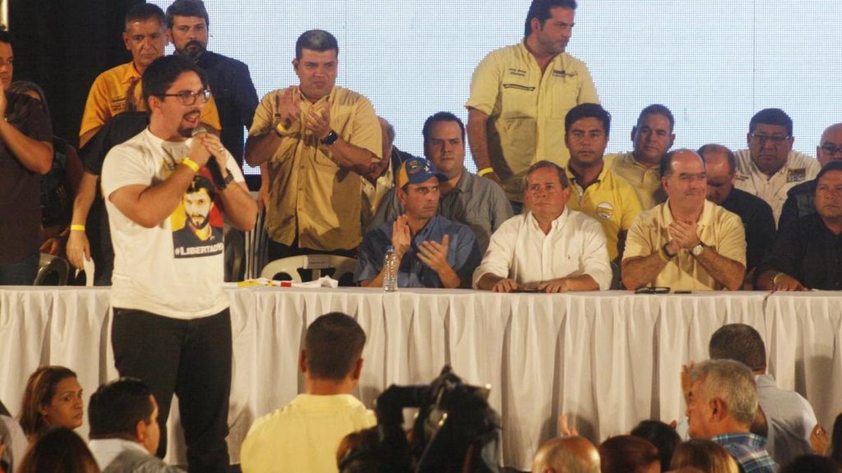 El primer vicepresidente de la Asamblea Nacional Freddy Guevara (i) habla durante un acto político el miércoles 1 de noviembre del 2017, en Maracaibo (Venezuela).