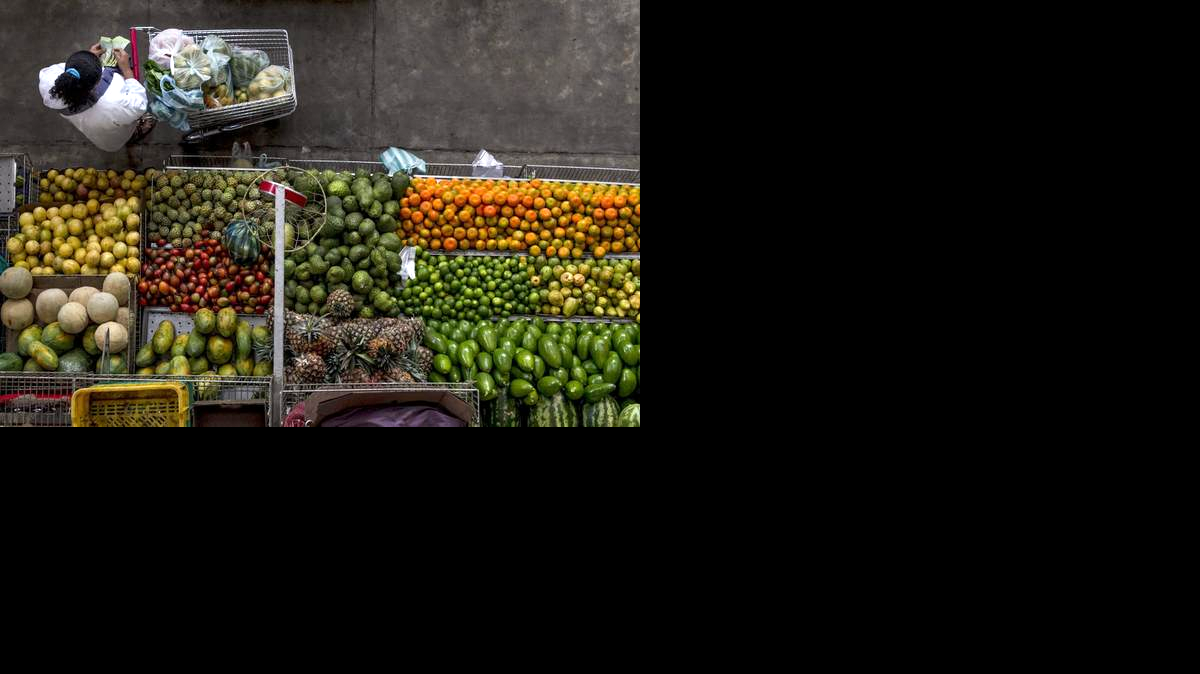
Una mujer compra su mercado, el miércoles 5 de noviembre de 2014, en Caracas (Venezuela). En Venezuela, una familia promedio debe peregrinar por "el menor costo posible" para completar una canasta alimentaria que, aún subvencionada, está un 17 por ciento por encima del salario mínimo y que es irreal con un mercado que ignora las regulaciones del Estado.
