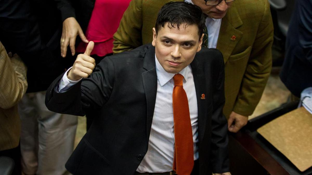 El diputado Rosmit Mantilla (c), preso desde mayo de 2014 y acusado por el chavismo de participar en planes subversivos durante las protestas antigubernamentales de entonces, se juramenta en la Asamblea Nacional el martes 22 de noviembre de 2016, en Caracas (Venezuela). El parlamento venezolano debate sobre la declaración de culpabilidad por delitos de narcotráfico a dos sobrinos directos de la primera dama venezolana Cilia Flores, esposa del presidente Nicolás Maduro.