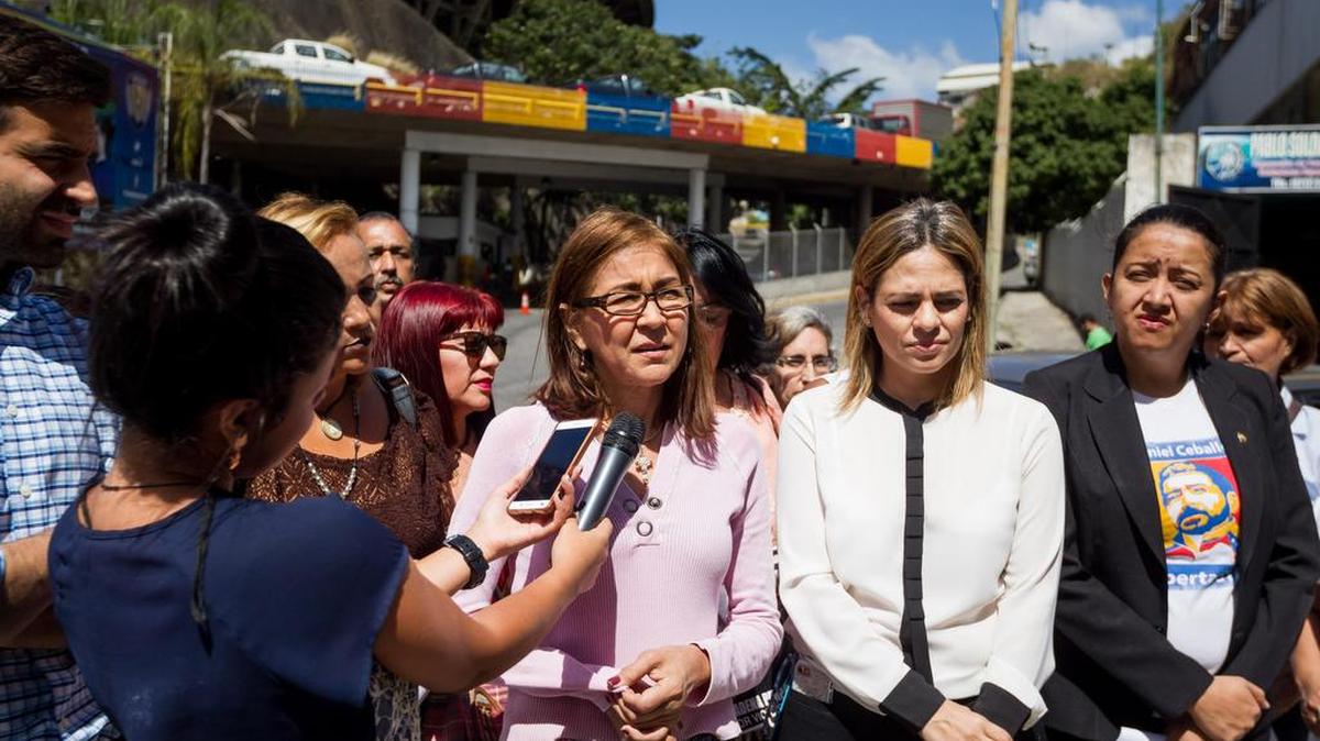 Nancy Morales (c), madre del exalcalde venezolano Daniel Ceballos, ofrece una rueda de prensa el lunes 27 de noviembre de 2017, en las afueras de la sede del Servicio Bolivariano de Inteligencia Nacional (Sebin), en Caracas (Venezuela). Familiares, defensores y partidarios de Daniel Ceballos, exalcalde en el municipio de San Cristobal, denunciaron que llevan 50 días sin reunirse con él.
