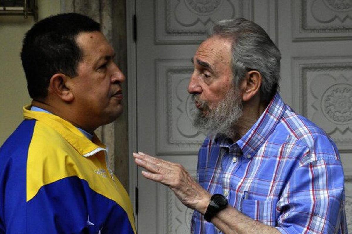 Hugo Chávez conversa con Fidel Castro en noviembre de 2010, en La Habana. Castro se aprovechó de la debilidad de Chávez por los temas de brujería y la usó como vía para penetrar a Venezuela.
