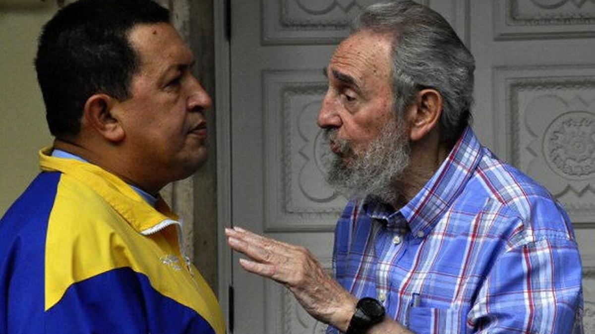 Hugo Chávez conversa con Fidel Castro en noviembre de 2010, en La Habana. Castro se aprovechó de la debilidad de Chávez por los temas de brujería y la usó como vía para penetrar a Venezuela.